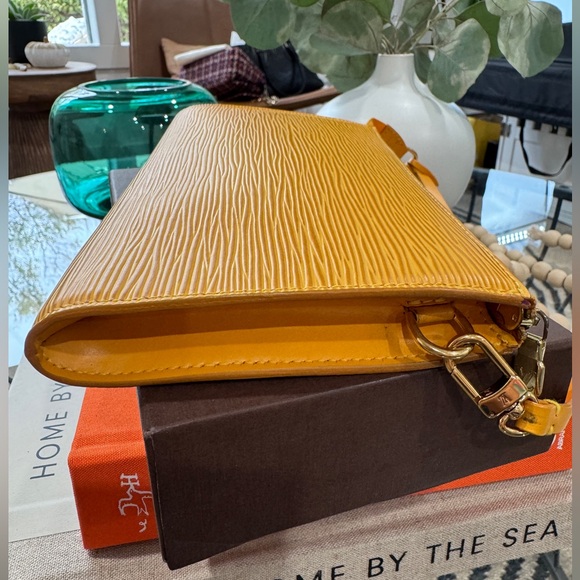 ⭐️SALE⭐️LOUIS VUITTON Epi Leather Pochette. Excellent condition in Yellow. - Picture 3 of 10